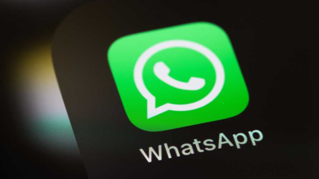 Whatsapp Icon und Schriftzug auf Handy