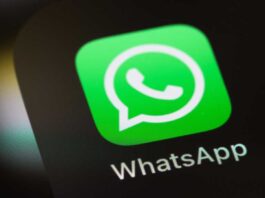 Whatsapp Icon und Schriftzug auf Handy