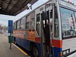 A municipal bus driver was attacked by a man who insulted her and hit her
