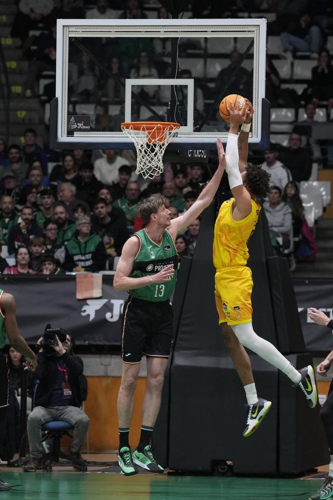 Pierre Pelos goes to the basket against Artem Pustovyi.