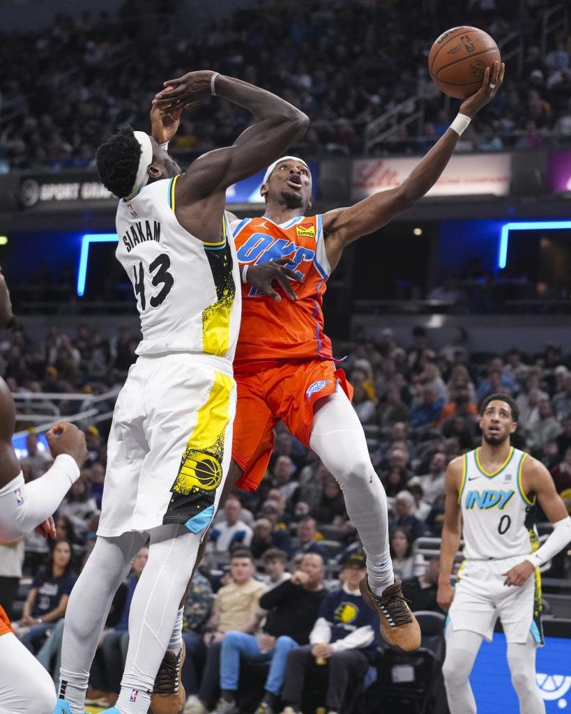 Shai Gilgeous-Alexander enters the basket against the opposition of Pascal Siakam.