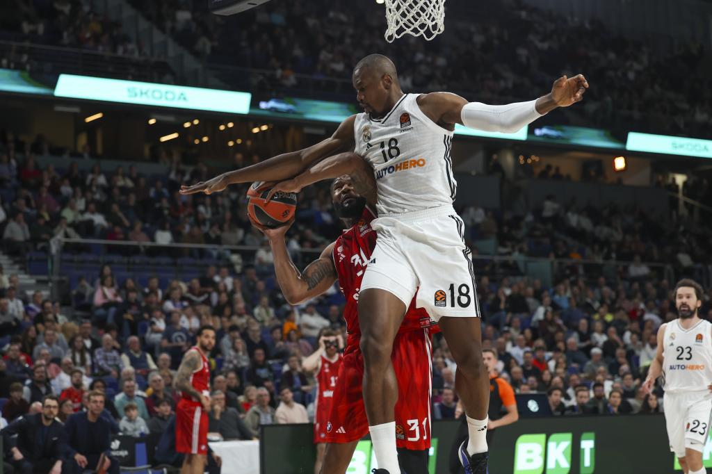 Serge Ibaka jumps over Devin Booker.