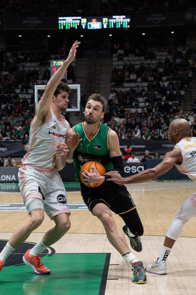 Real Madrid Eyes American Forward in Shock Transfer Move Sam Dekker tries to overcome the defense of Oriol Paulà and Kenny Hasbrouck in the match against Hiopos Lleida.