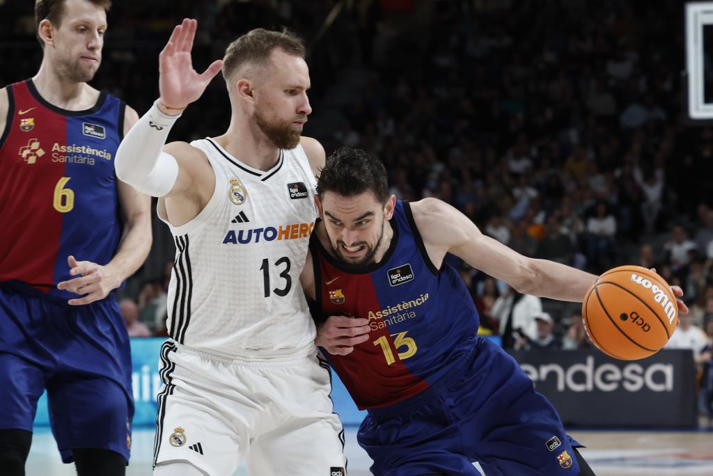 Musa's Mysterious Revival: What's Behind the Sudden Magic Recovery Satoransky tries to overcome Musa's pressure.