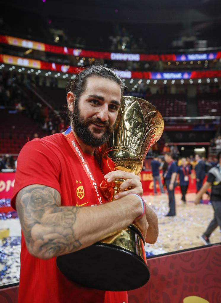 Ricky Rubio, with the World Champion trophy.