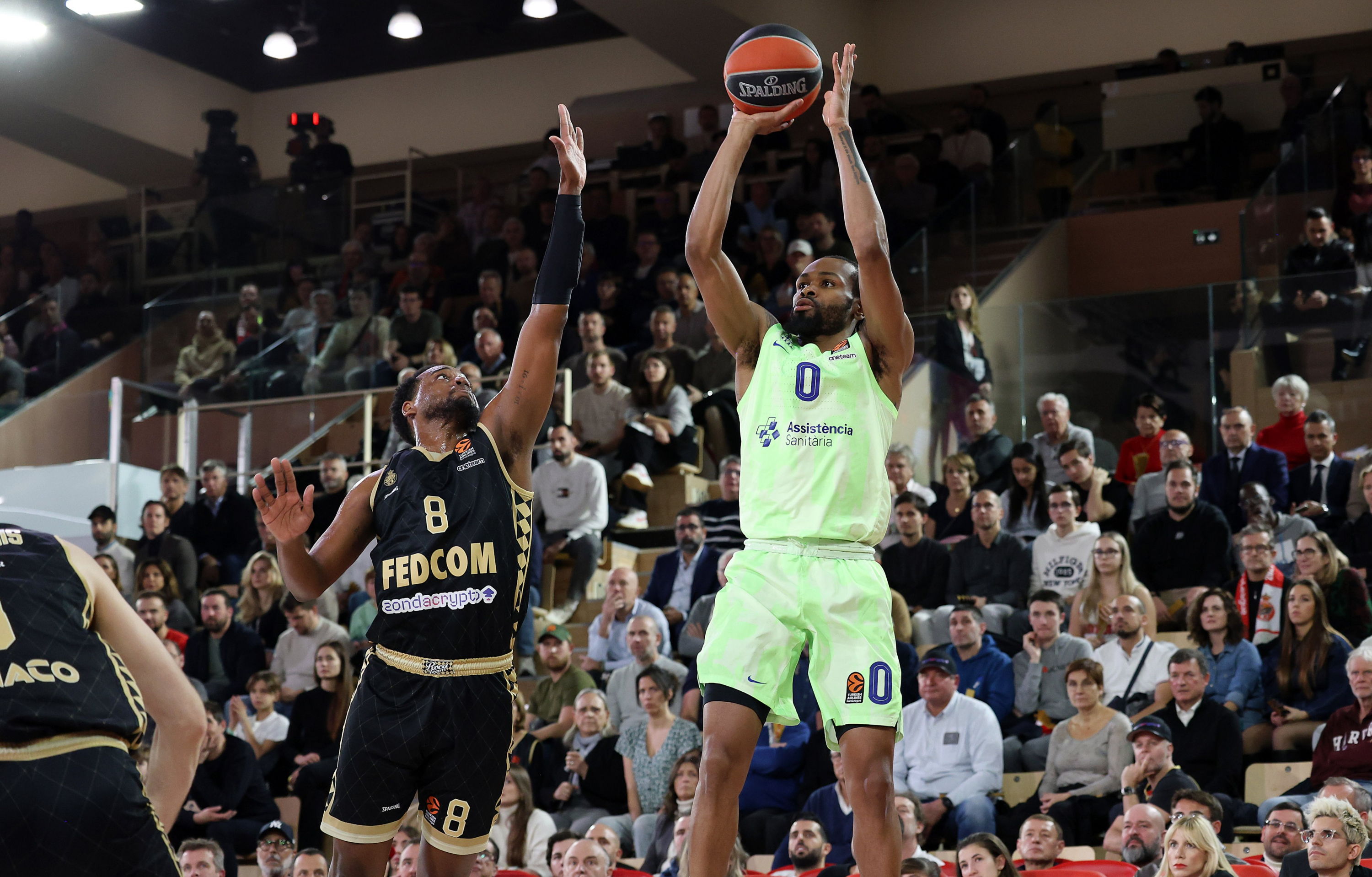 Kevin Punter shoots a triple against Monaco.