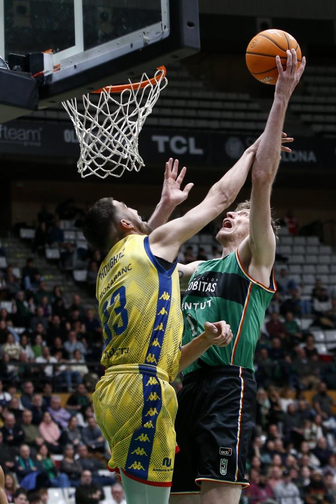 Nikos Chougkaz tries to block Artsiem Pustovyi.