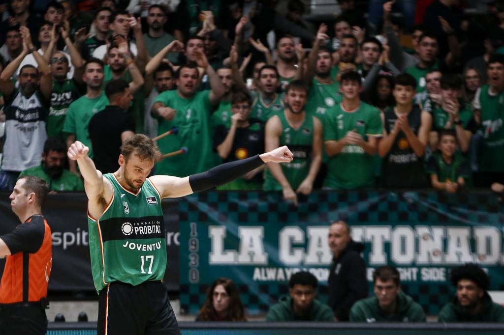 Joventut's American power forward, Sam Dekker, celebrates a basket.