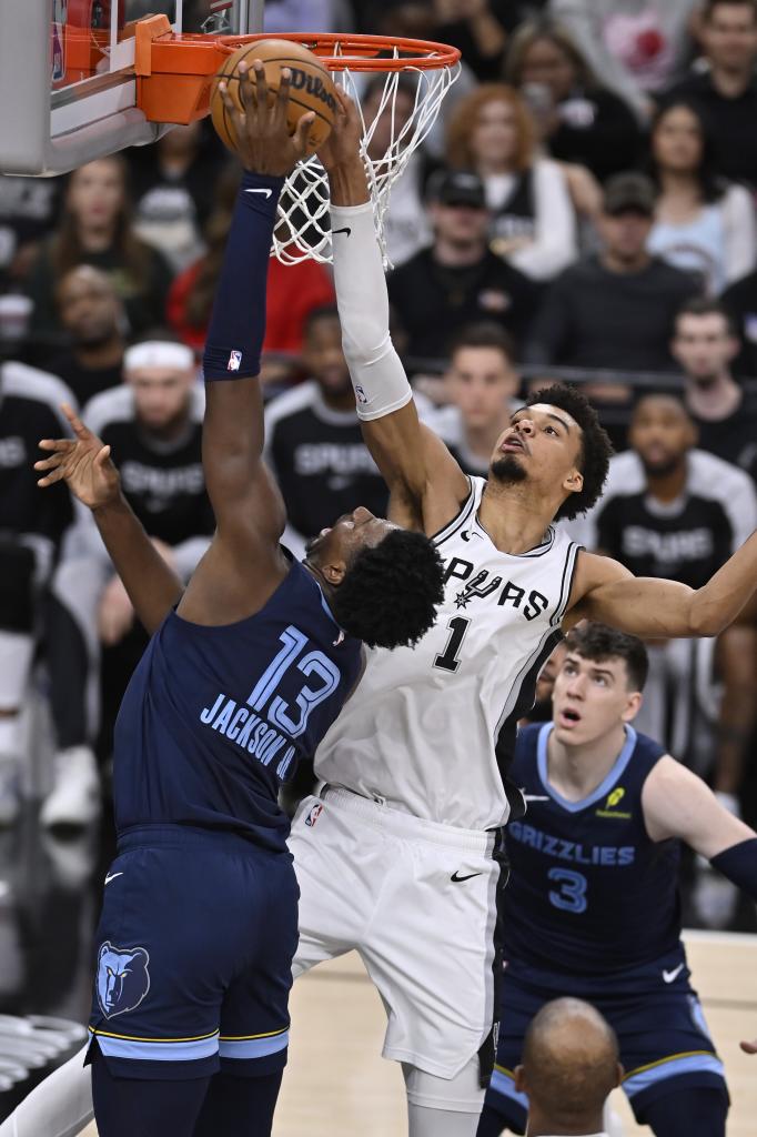Victor Wembanyama blocks Jaren Jackson Jr.'s shot.
