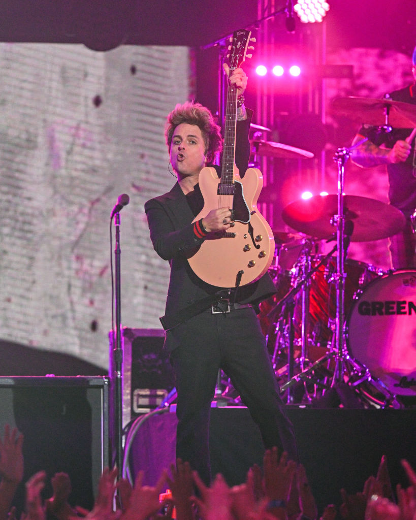 Green Day changes lyrics and dedicates "American Idiot" to Elon Musk 