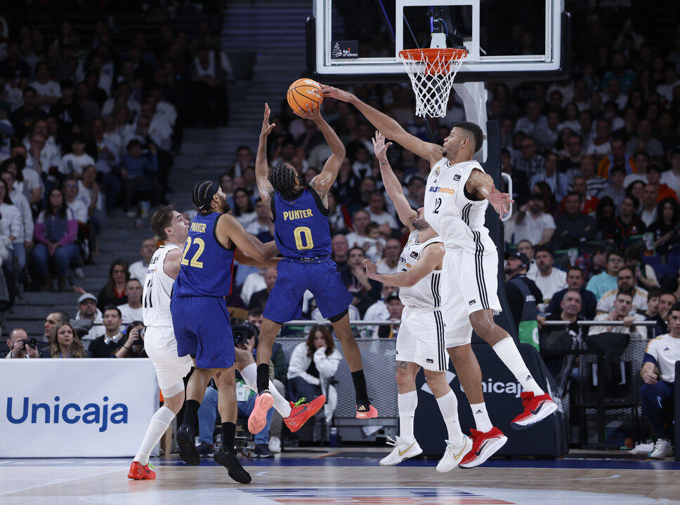 Tavares blocks Punter's shot in the recent Clásico.