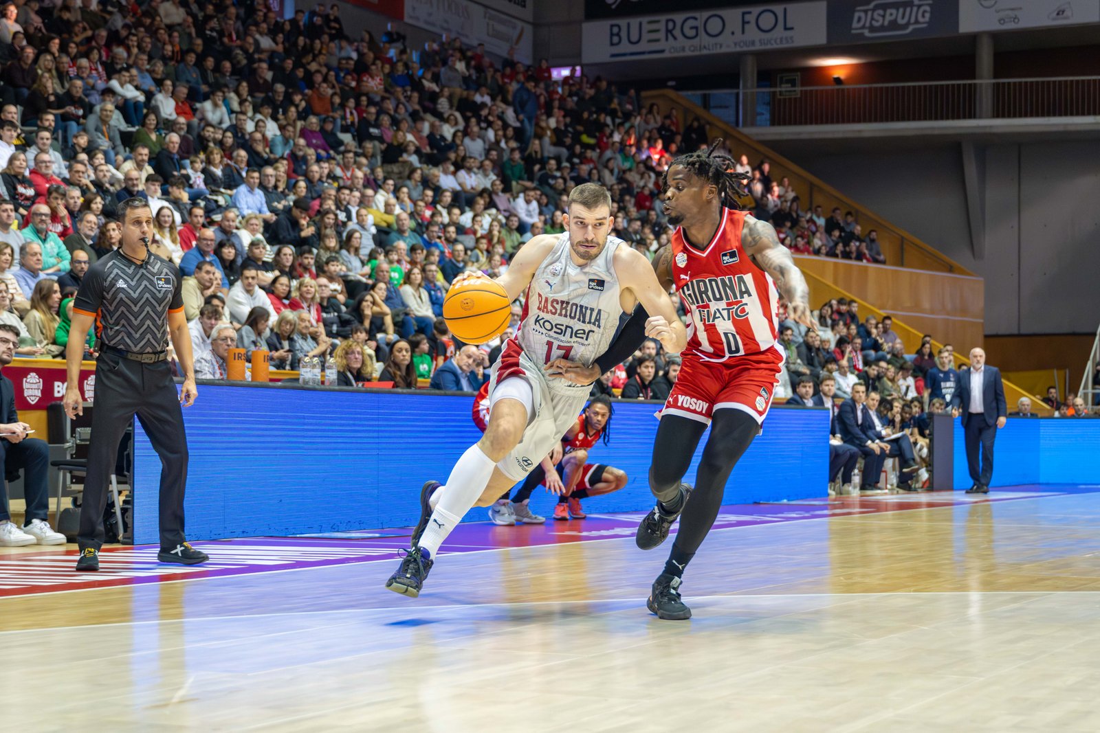 Nikos Rogkavopoulos starts a shot at the basket in the game against Bàsquet Girona.