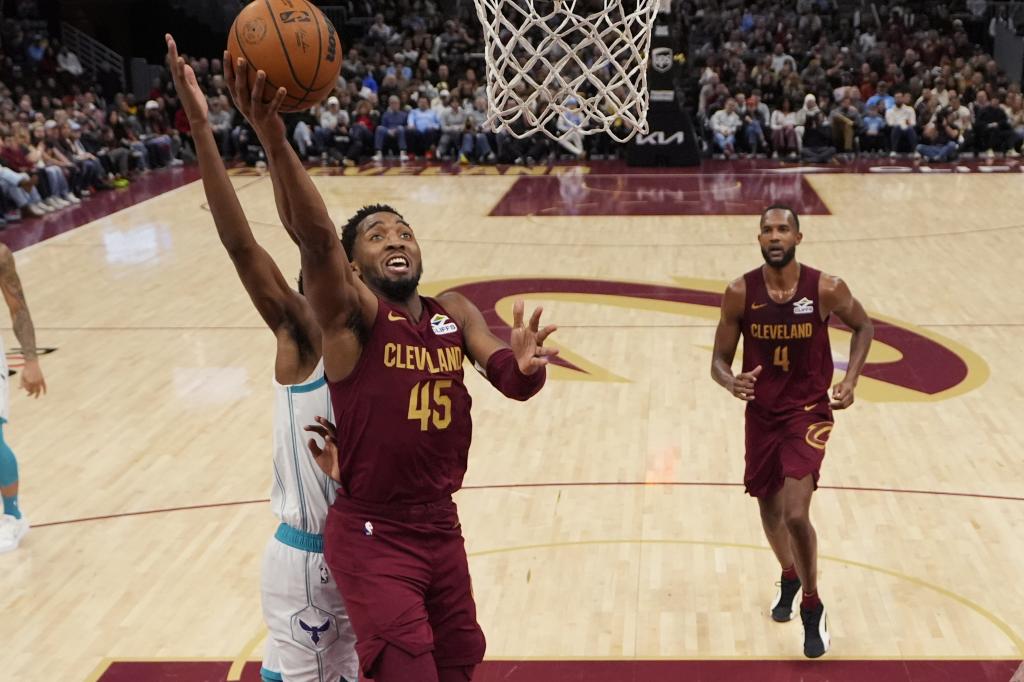 Cavs' Unstoppable Streak: What's Behind the Sudden Surge to Success Donovan Mitchell (45) of the Cleveland Cavaliers looks to score against Brandon Miller of the Charlotte Hornets in the second half of an NBA basketball game, Sunday, Jan. 5, 2025, in Cleveland. (AP Photo/Sue Ogrocki)