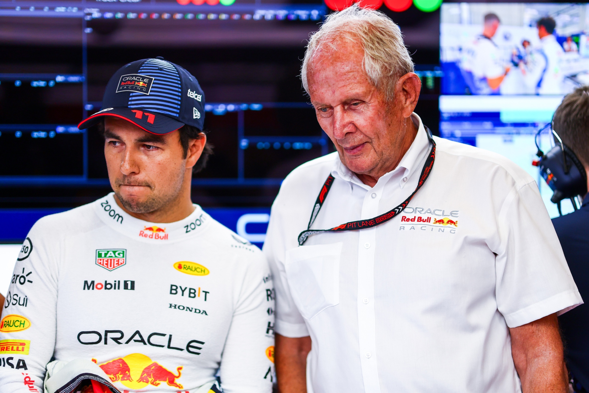 Checo Pérez and Helmut Marko, in the Red Bull box