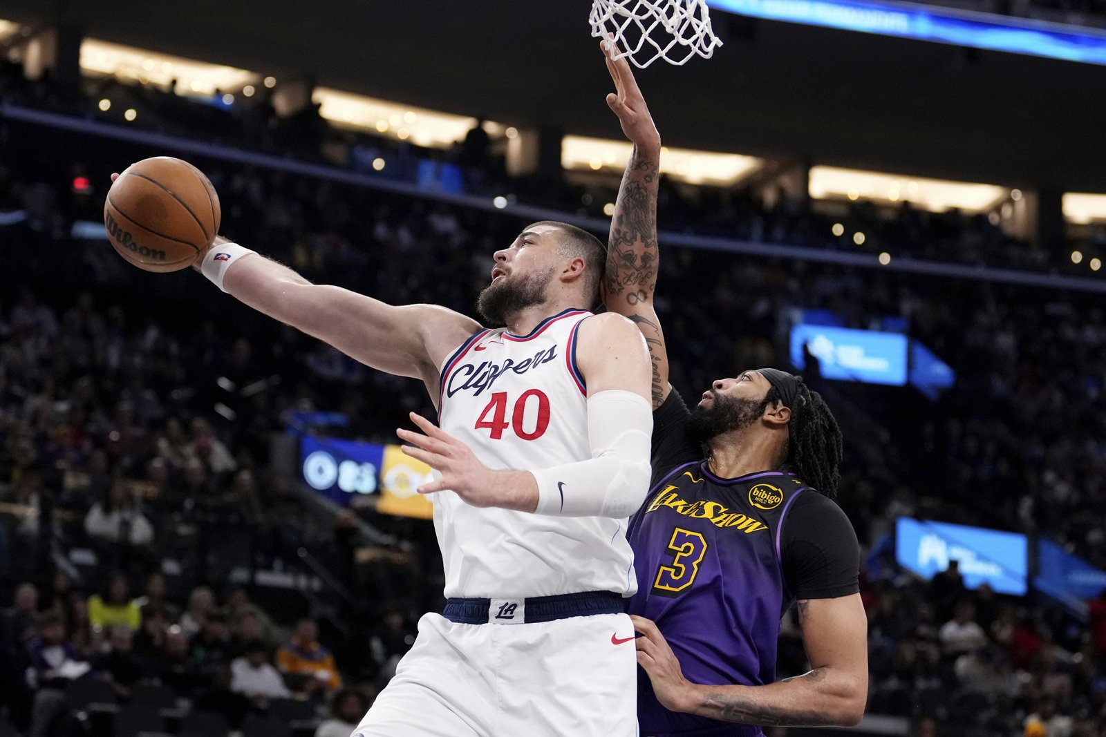 LeBron James (Lakers) congratulated Ivica Zubac (Clippers) for his great performance