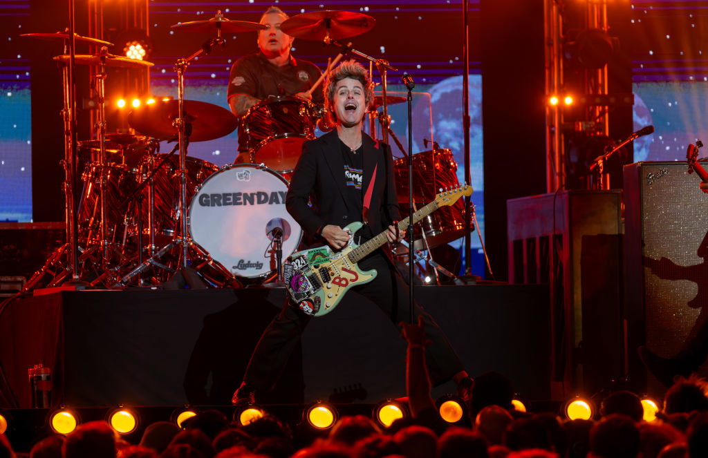 Green Day changes lyrics and dedicates "American Idiot" to Elon Musk 