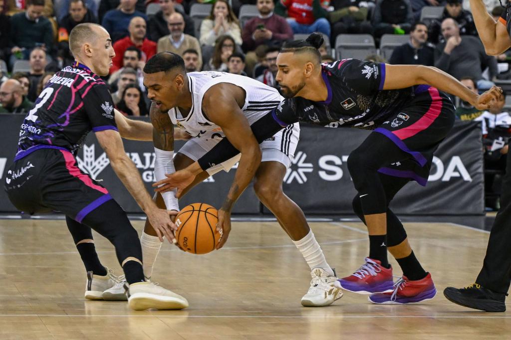 Hezonja Leads Real Madrid Comeback in Thrilling Granada Showdown Xavier Rathan-Mayes, defended by Rousselle and Clavell