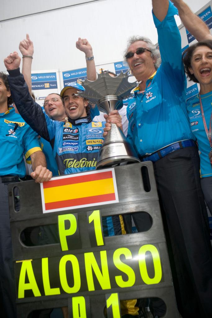 FERNANDO ALONSO CONGRATULATED BY BRIATORE - 20050320