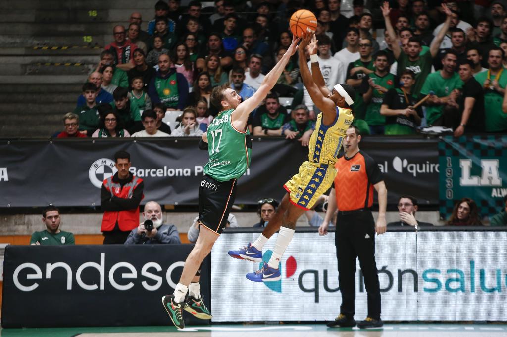 Jerrick Harding shoots a basket against Sam Dekker.