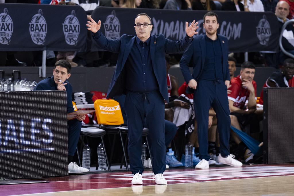 Manresa's power forward, Dejan Kravic, shoots a three-pointer.