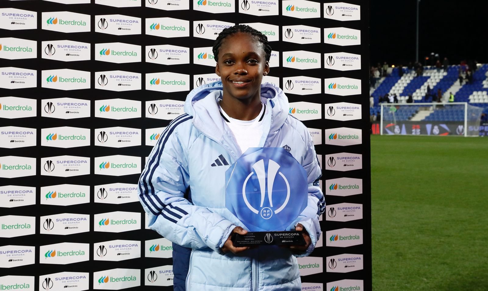 Linda Caicedo, with the MVP of the Super Cup semifinal