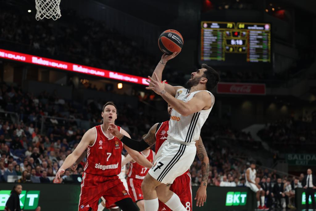 Facundo Campazzo makes a basket attempt against Bayern.