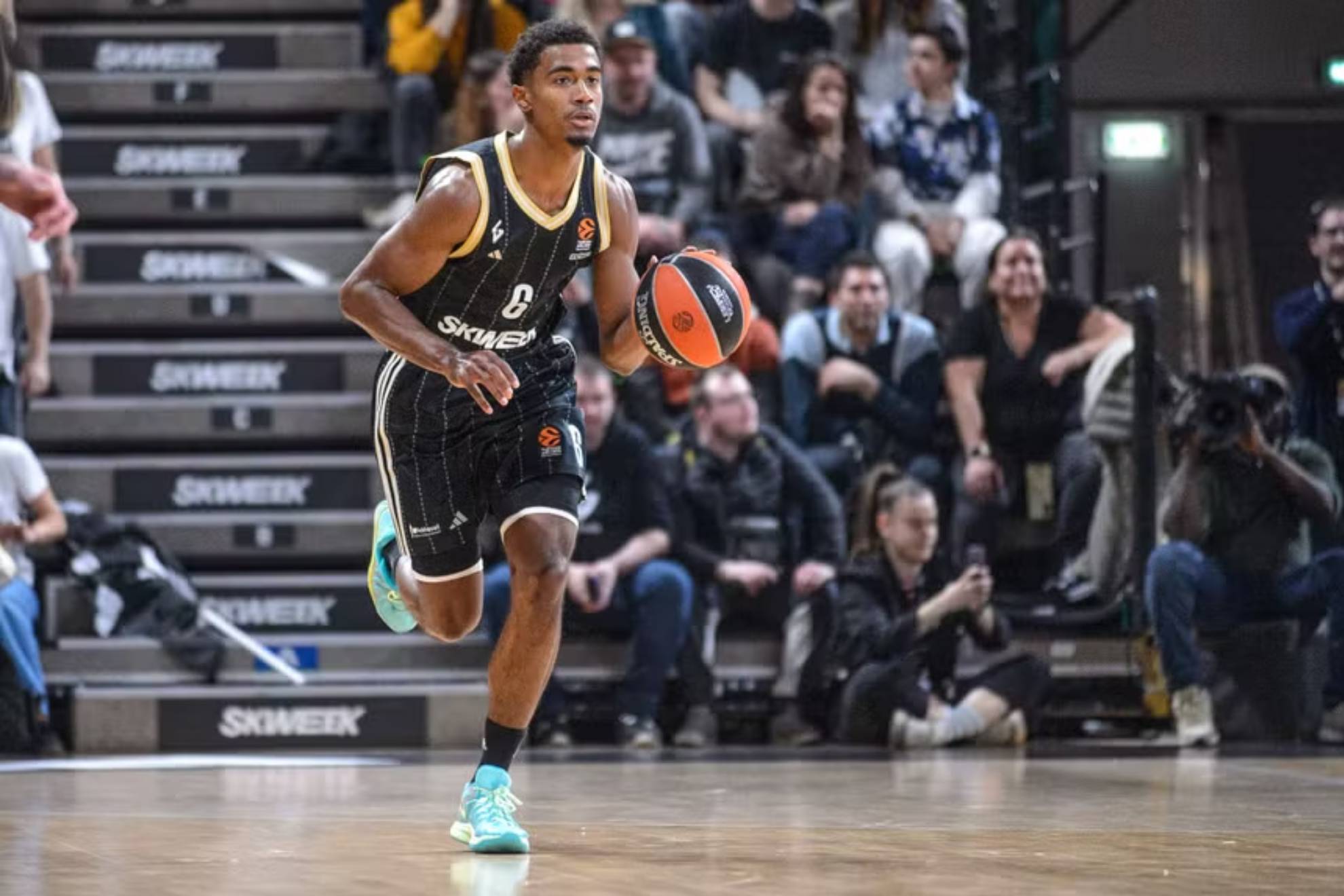 Theo Maledon leads an ASVEL attack.