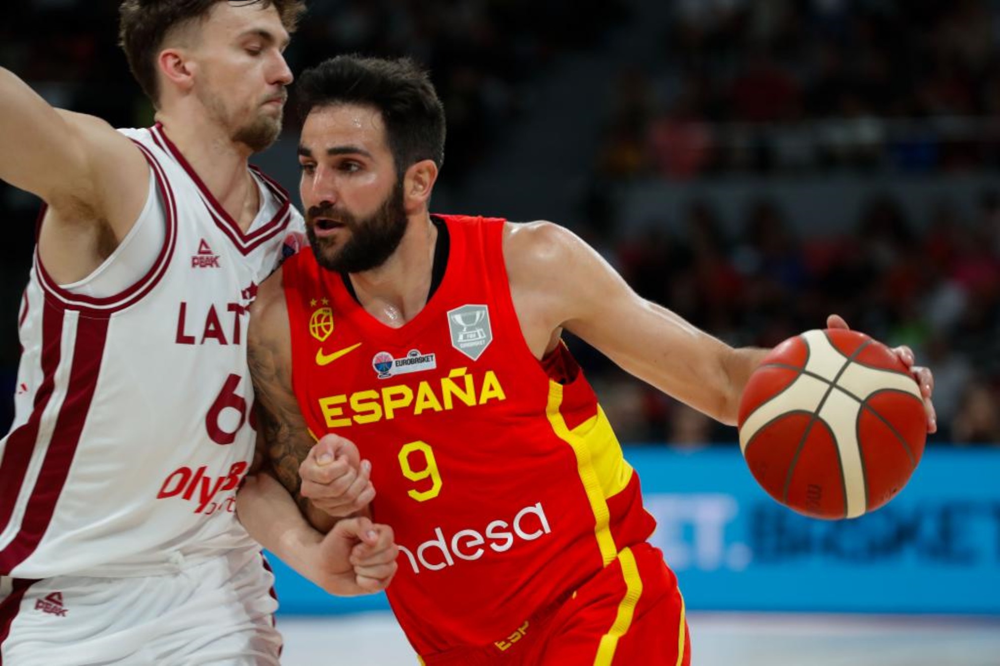 Spanish point guard Ricky Rubio (d) surpasses Latvian point guard Kristers Zoriks during the Eurobasket 2025 qualifying match between Spain and Latvia played this Thursday at the Príncipe Felipe Pavilion in Zaragoza.
