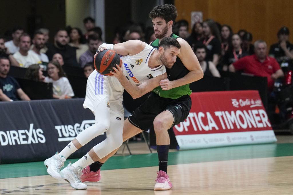 BADALONA (BARCELONA), 06/12/2023.- Real Madrid forward Rudy Fernández (i) tries to surpass Joventur point guard Pep Busquets during the fourth game of the semifinal of the Endesa league that will be played today, Monday, at the Municipal pavilion in Badalona. EFE/Alejandro García.