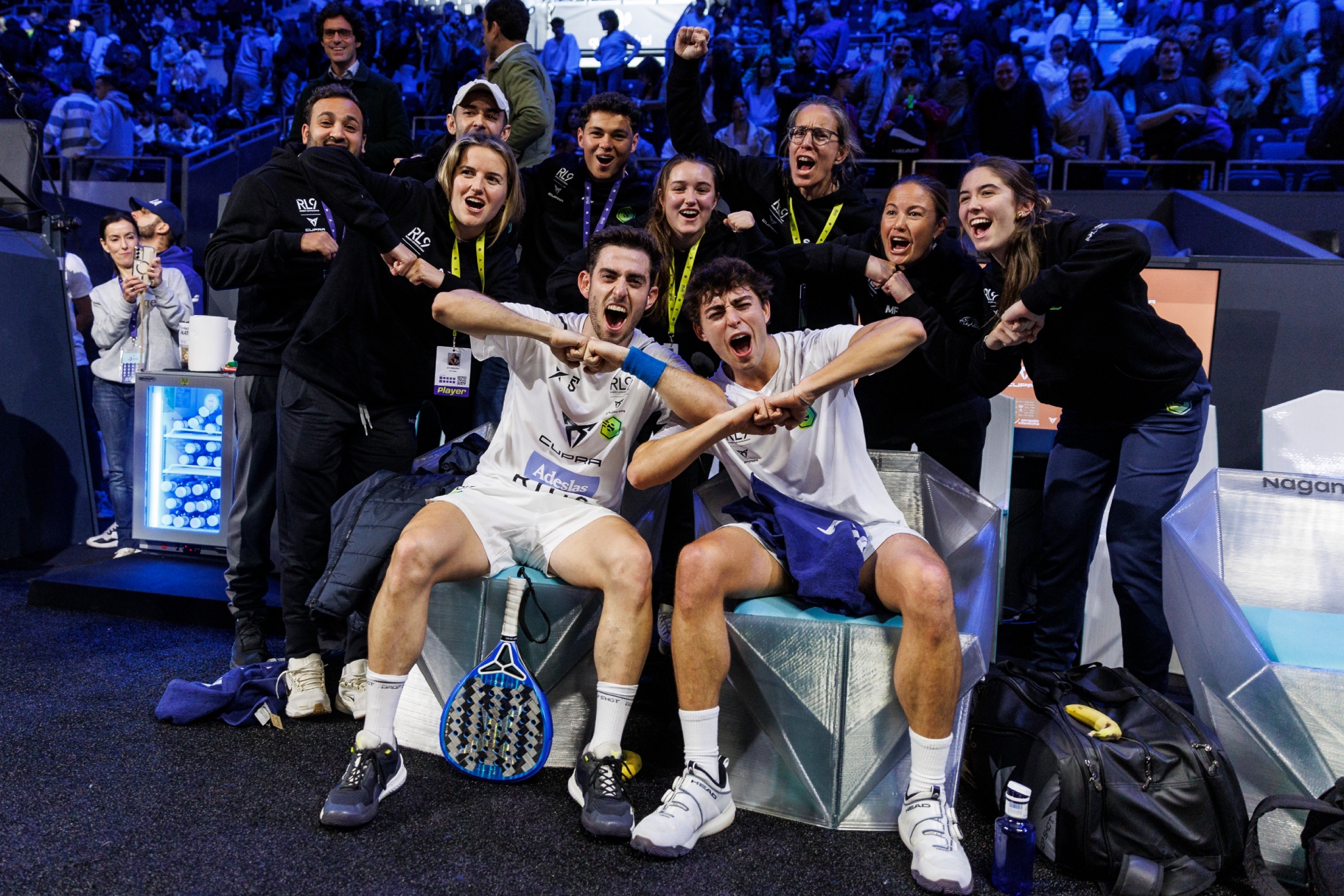 Edu Alonso and Jon Sanz celebrate the victory with all the RL9 Team.