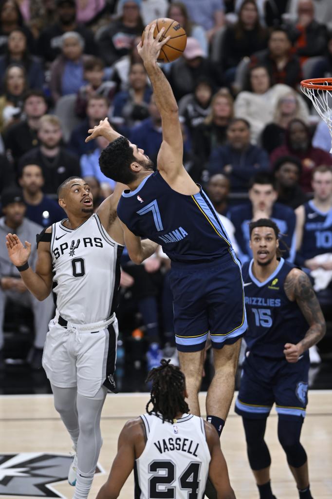 Aldama catches a rebound in the game against the Spurs.