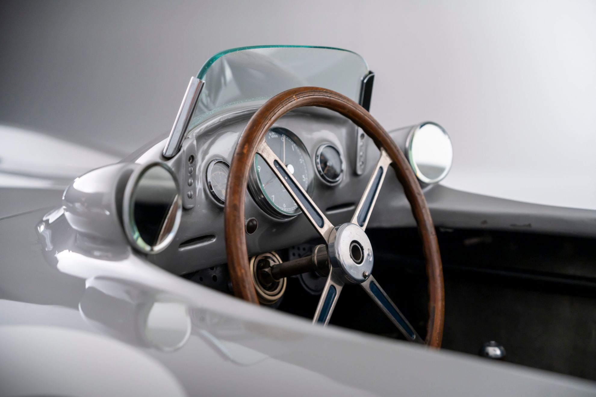 The hands of Fangio and Stirling Moss guided this silver arrow in the F1 of the 50s.