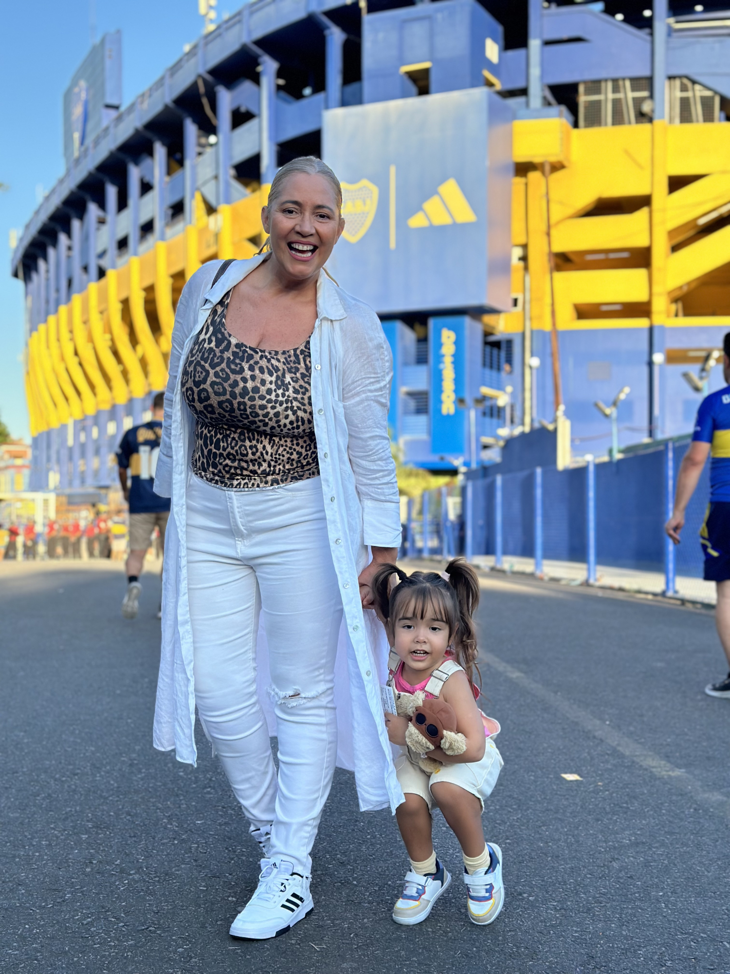 Andrea Fernández: Pioneering Football Coach Shares Philosophy Andrea Fernández, with her daughter Guadalupe.