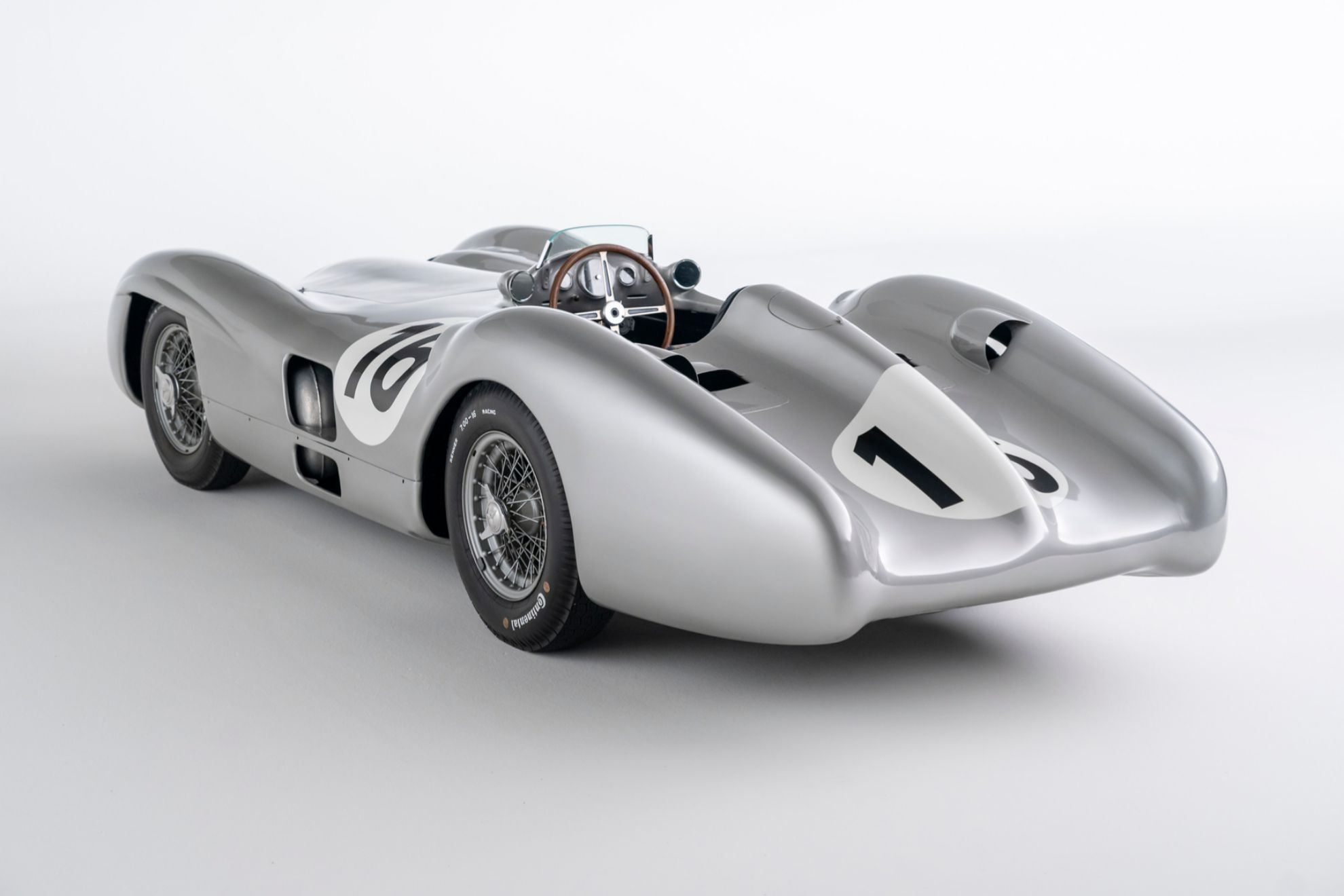 This spectacular looks the W 196 R streamliner that has been auctioned for 51 million euros.