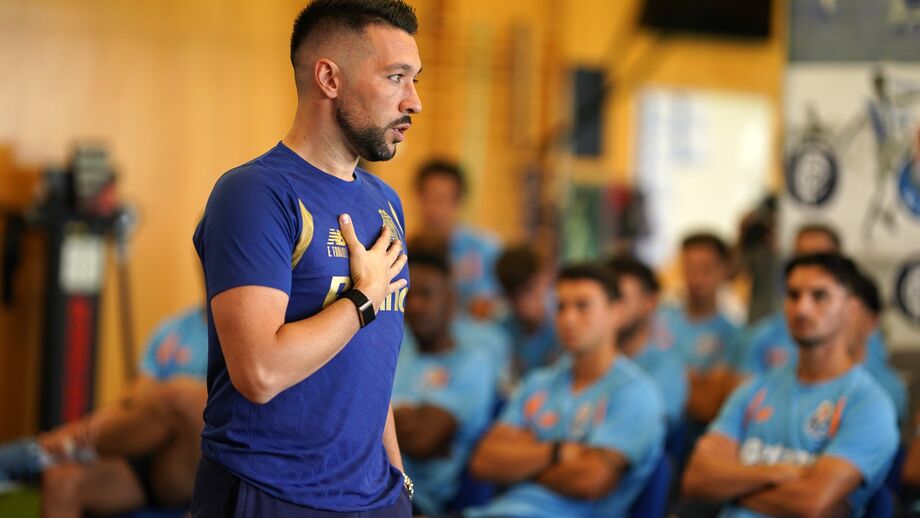 Farioli Names FC Porto's 30-Man Austria Pre-Season Squad Francesco Farioli, treinador do FC Porto