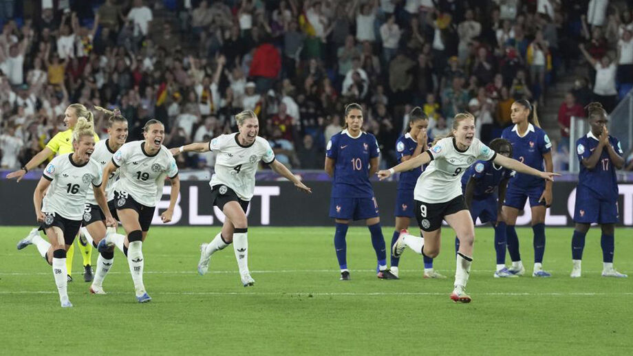 German players celebrate advancing to the Women's Euro semifinals