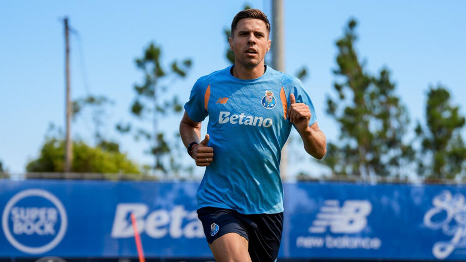 Bednarek trained at Olival