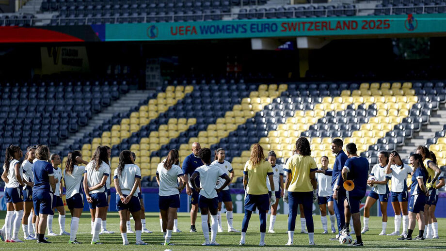 Francisco Neto speaks to players during a training session of the Women's National Team