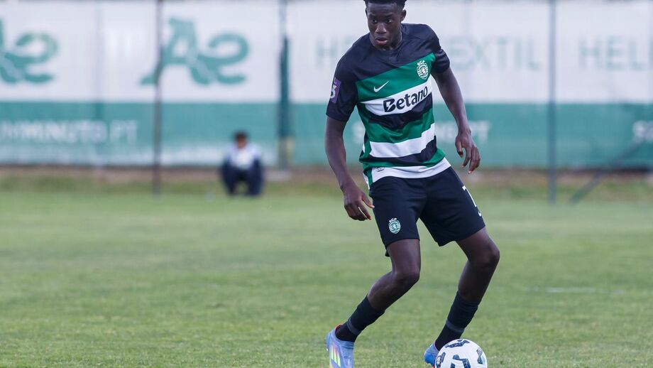 Salvador Blopa marcou dois golos na vitória do Sporting B sobre o Felgueiras em Guimarães.
