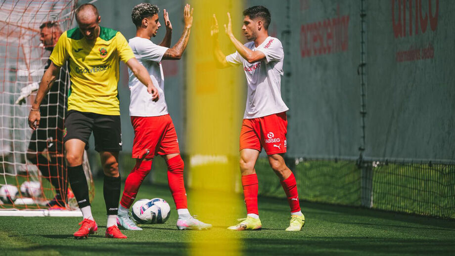 Sandro Vidigal e Fran Navarro a festejar num particular com o Paços de Ferreira 