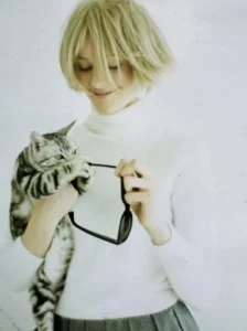 Tsukihime Arcueid Character's Real-Life Model Identified: Amanda Dyer Magazine cover featuring Amanda Dyer, a young woman with blonde hair and a direct gaze, resembling the character Arcueid.