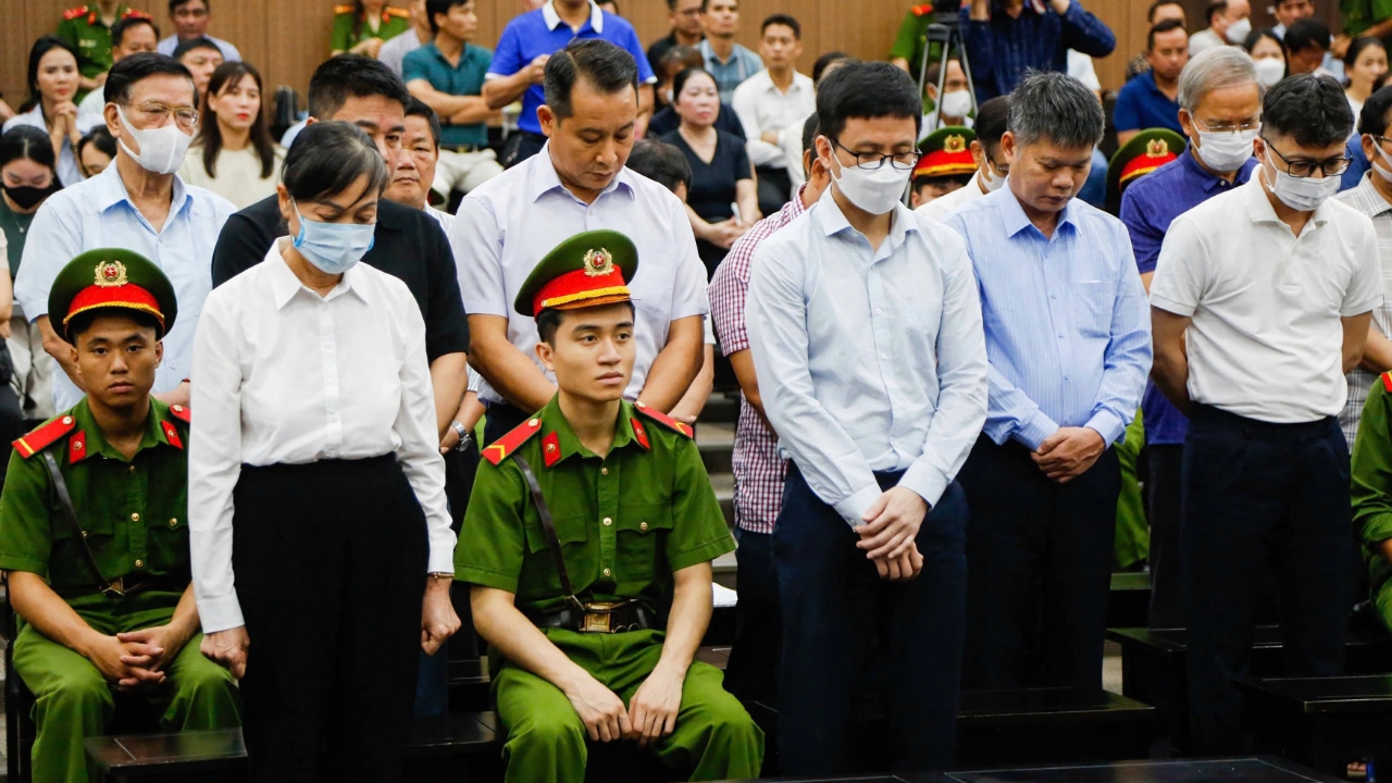 Vietnamese court orders imprisonment of 30 high-ranking officials-businessmen, including a female official who received 60 kg cash bag.