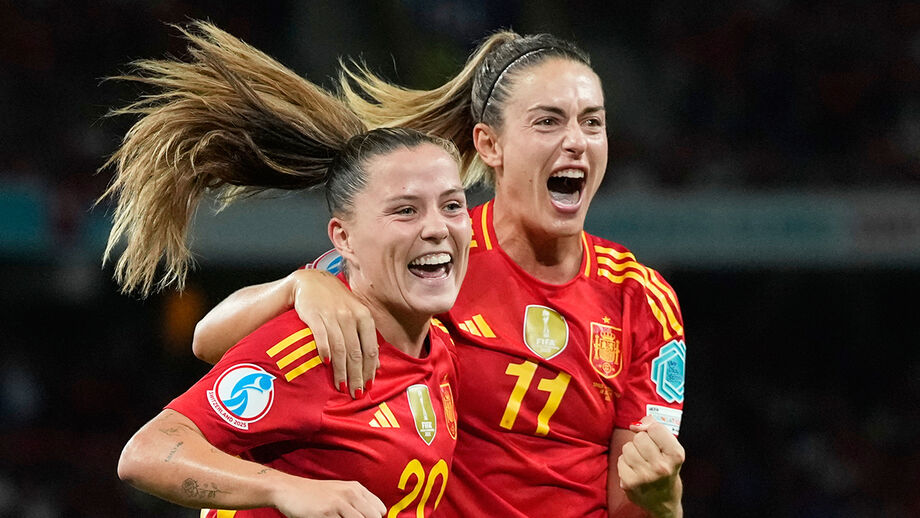 World Champion Spain Eliminates Host Switzerland, Reaches Women's Euro Semifinals Claudia Pina celebra com Alexia Putellas