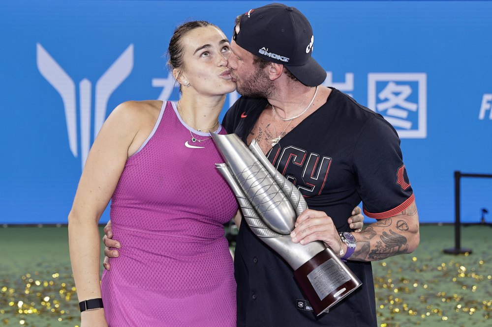 Aryna Sabalenka kisses her boyfriend Georgios Frangulis at a tennis match.
