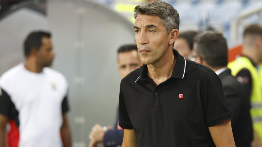 Bruno Lage reacts on the Benfica substitutes' bench