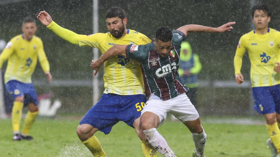 Yalcin (Arouca) disputes the ball with Amine (Estrela da Amadora)