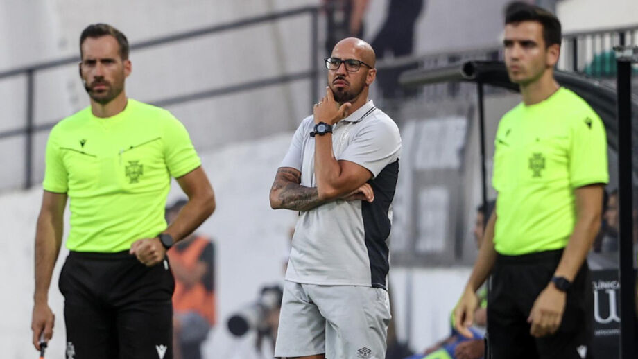 Estrela da Amadora Targets Central Defender, Midfielder In Transfer Market José Faria, coach of E. Amadora, attentive in the friendly duel with Belenenses