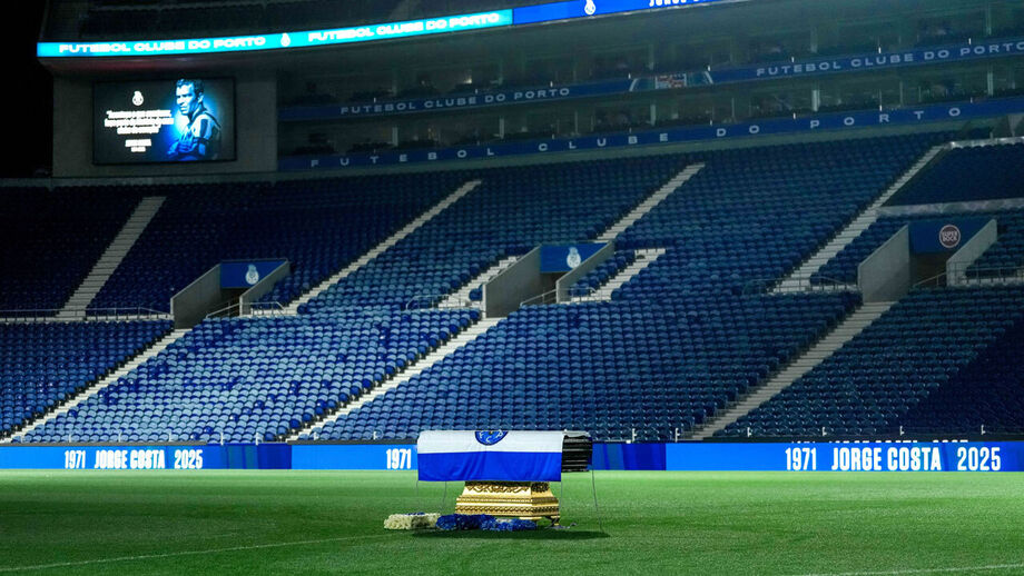 Urn with Jorge Costa's body on the Estádio do Dragão pitch