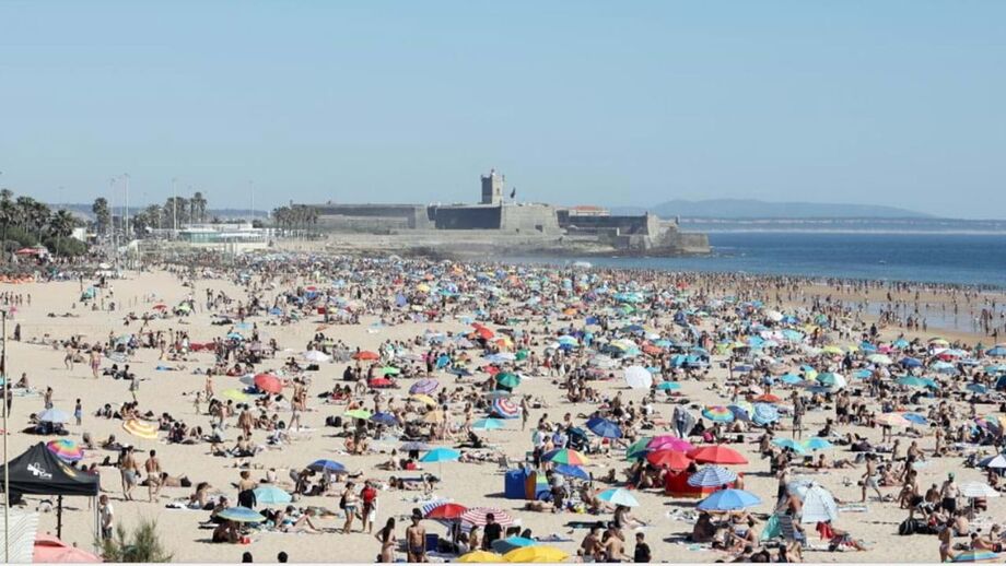 IPMA recommends using UV filter sunglasses, a hat, a T-shirt, an umbrella, and sunscreen, besides advising against exposing children to the sun.