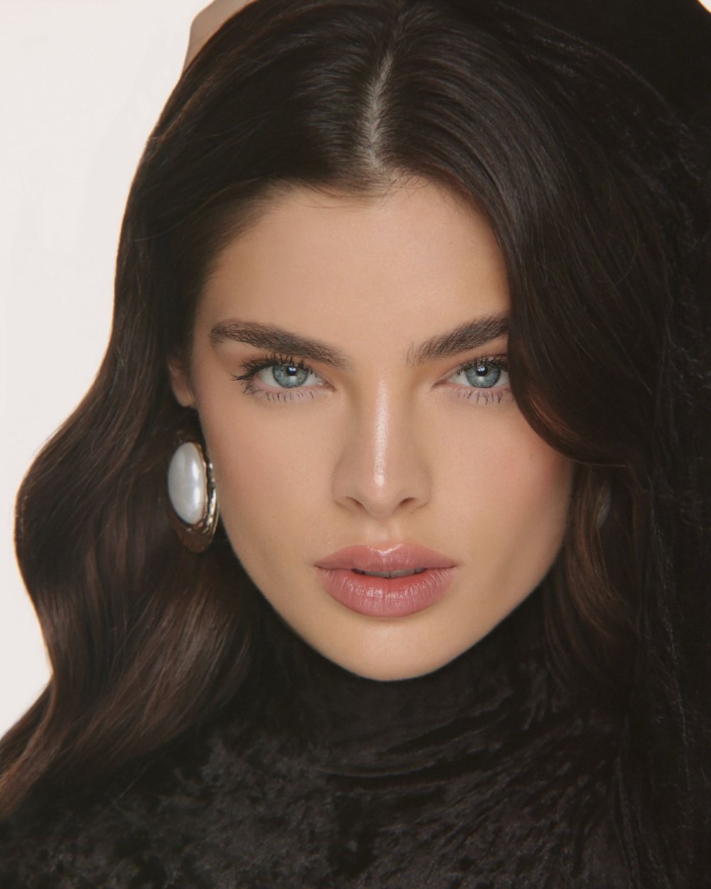 Nadia Ferreira Hosts Premios Juventud 2025 Panama Debut; Marc Anthony Absent. Nadia Ferreira